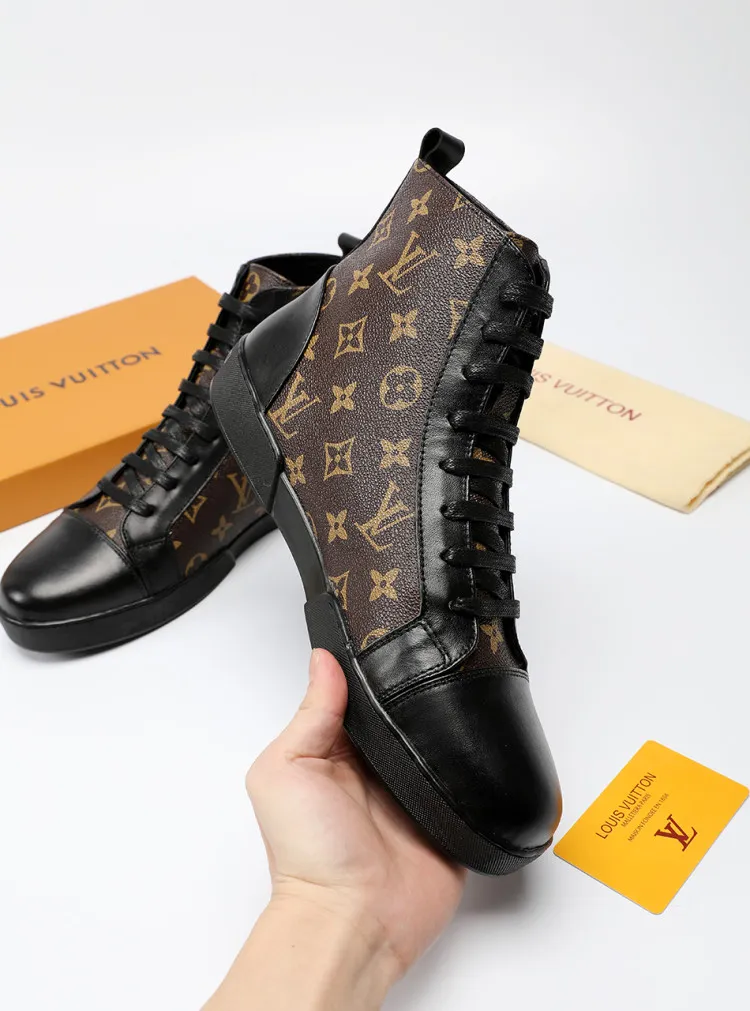 Factory price: 400💰LV official website popular series 🇮🇹🇮🇹1:1 production, selected high-end imported cowhide, sheepskin padding inside sheepskin, paired with Louis Vuitton Monogram Ecli men's shoes 💰se canvas and pure black rubber soles, the ultimate simple design, the perfect interpretation of the latest inspiration for shoes, the integration of classics and fashion, 🔍🔍high quality, worthy of your possession. The bottom car line will never be unglued. Sellers are welcome to sell as shown in the picture above. We can send one piece on behalf of you. The code number is 38-44 (45 codes can be customized)